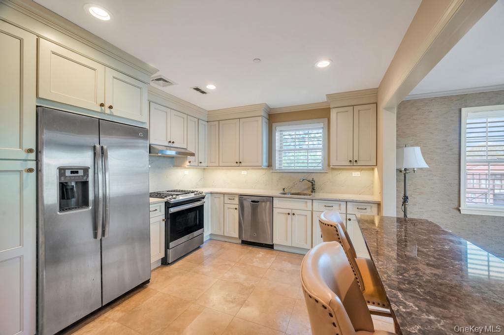 Condo Portico  Nassau County, NY 11021, MLS-985669-22