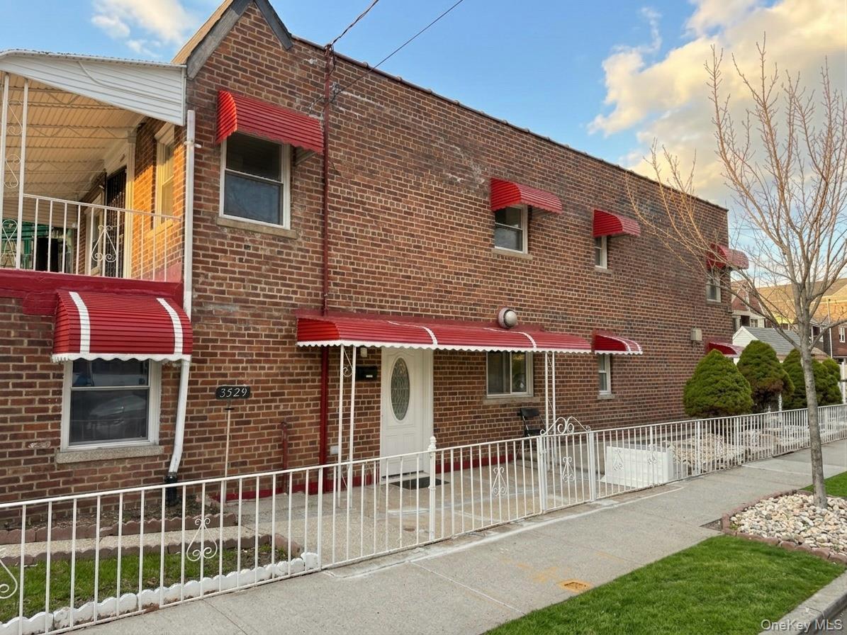 Commercial Sale Laconia  Bronx, NY 10469, MLS-985703-22