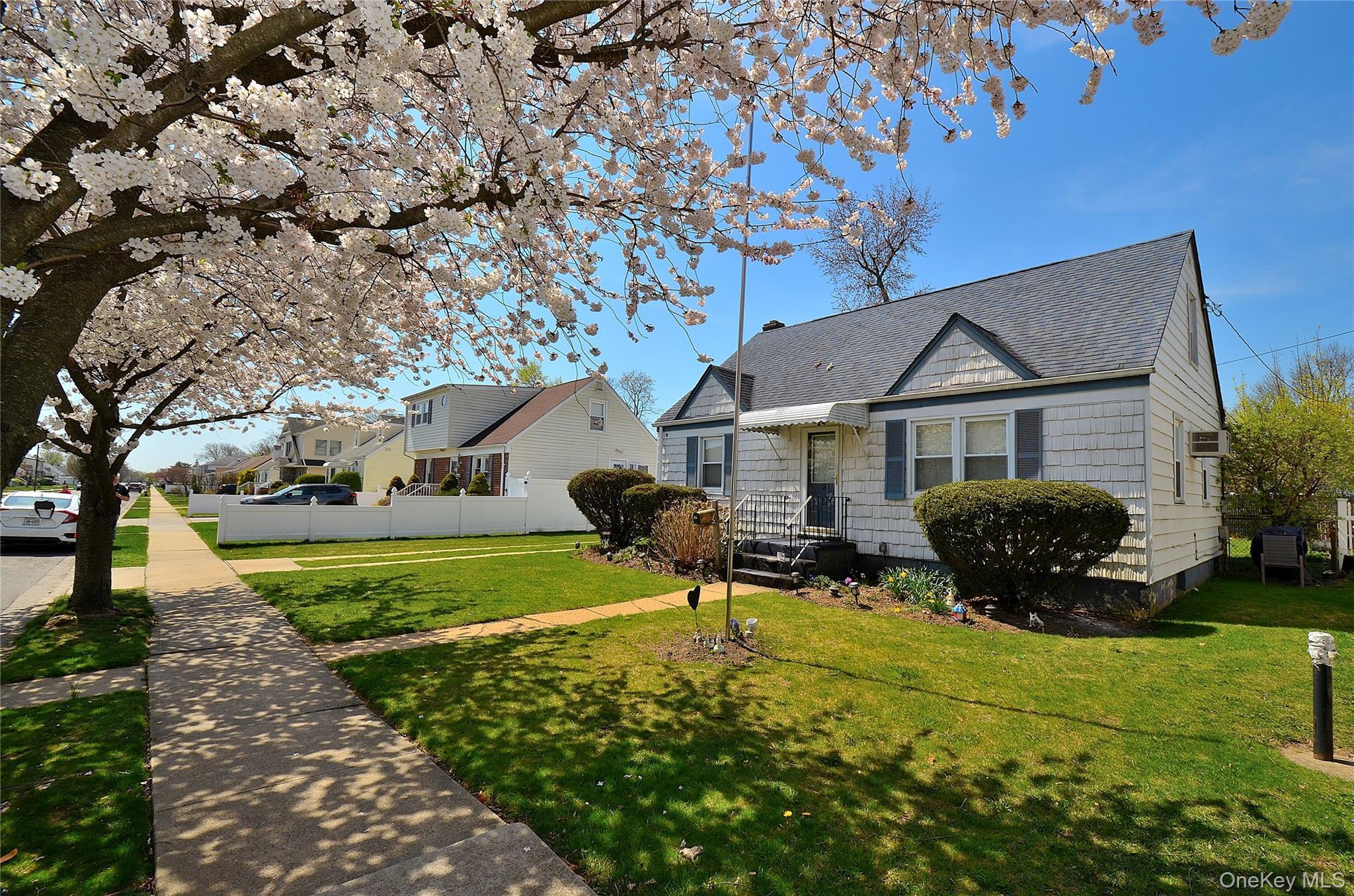 Single Family Linden  Nassau County, NY 11801, MLS-985840-2