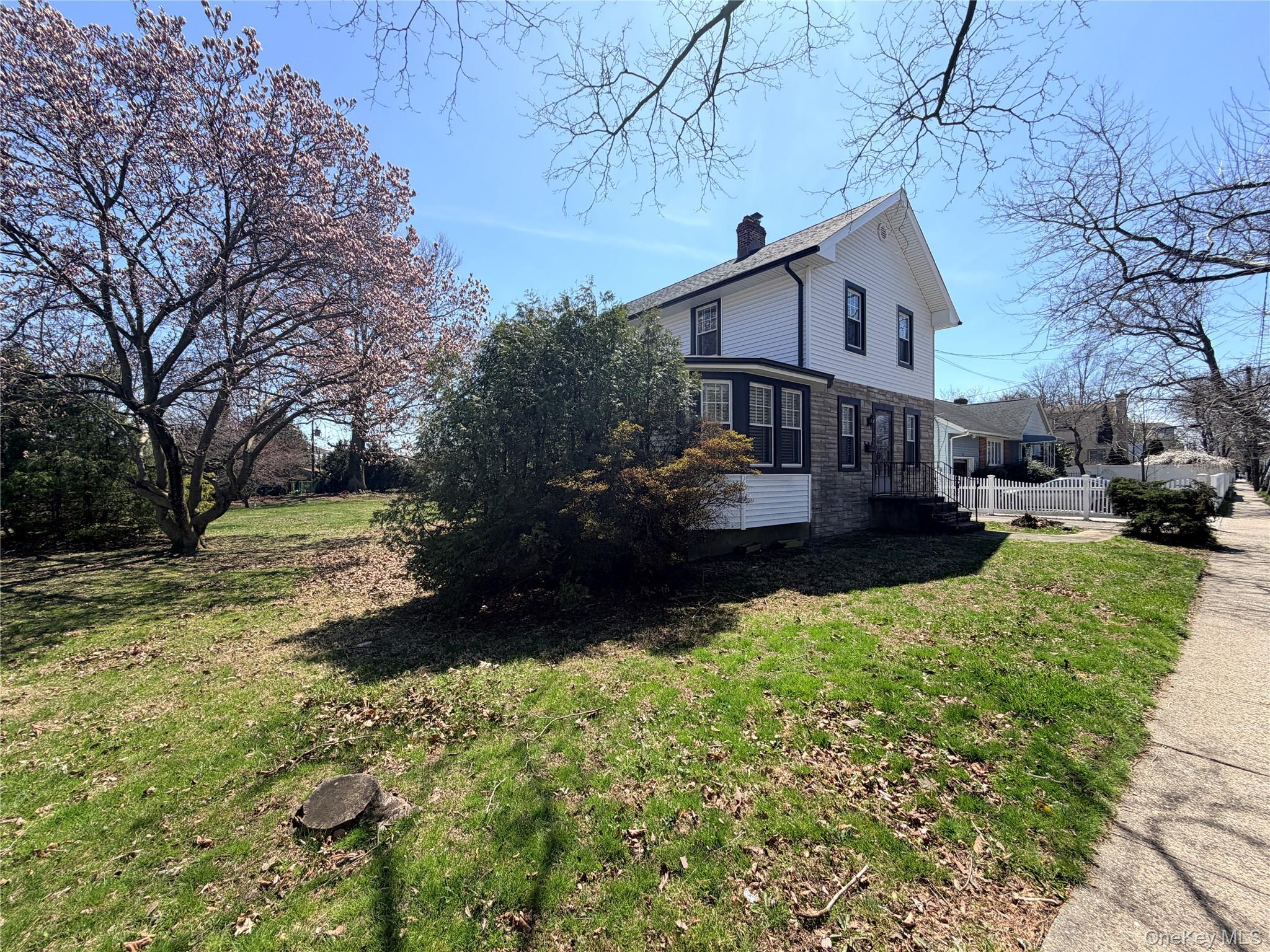 Single Family Woodbury  Nassau County, NY 11801, MLS-985927-2
