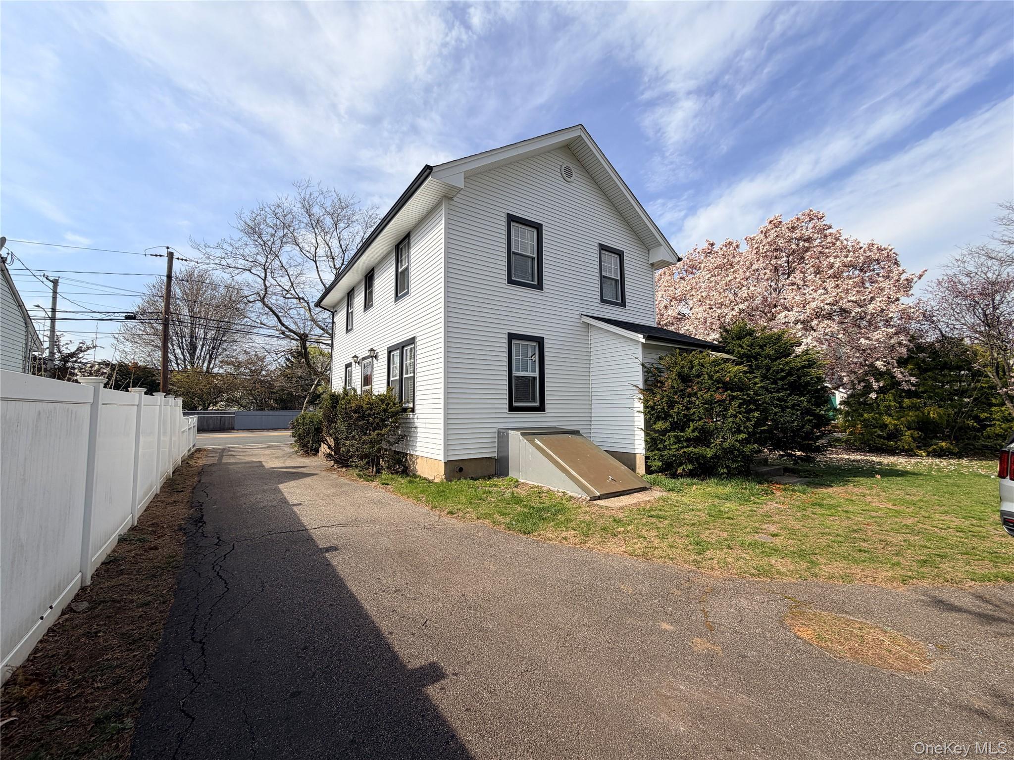 Single Family Woodbury  Nassau County, NY 11801, MLS-985927-36