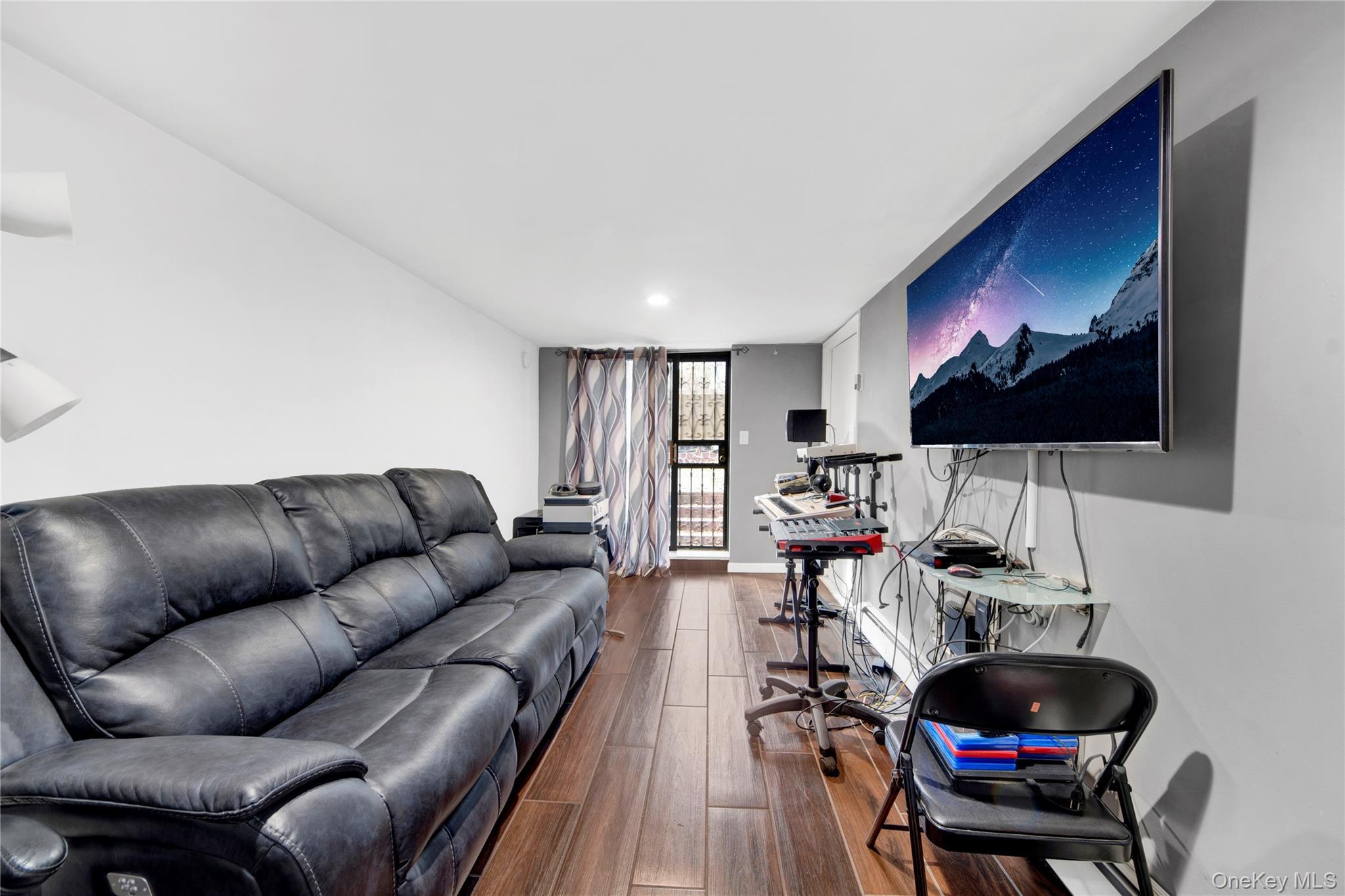 Single Family Thieriot  Bronx, NY 10473, MLS-985980-23