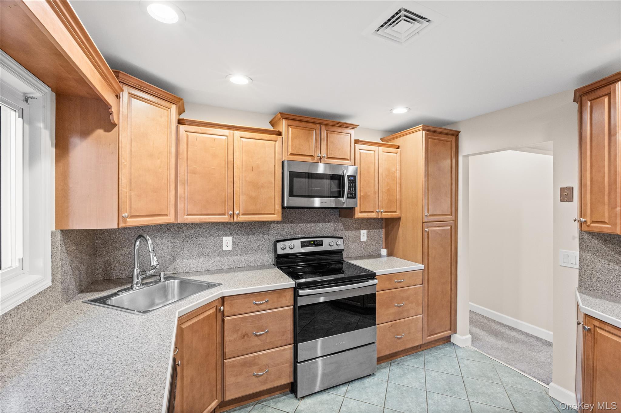 Single Family Gardiner  Suffolk County, NY 11706, MLS-986360-14