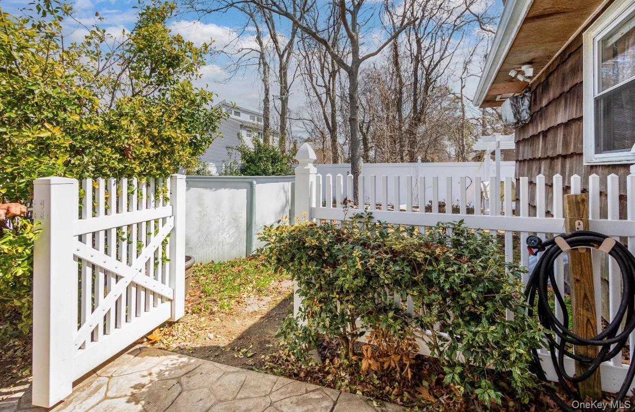 Single Family Robinwood  Suffolk County, NY 11967, MLS-986383-11