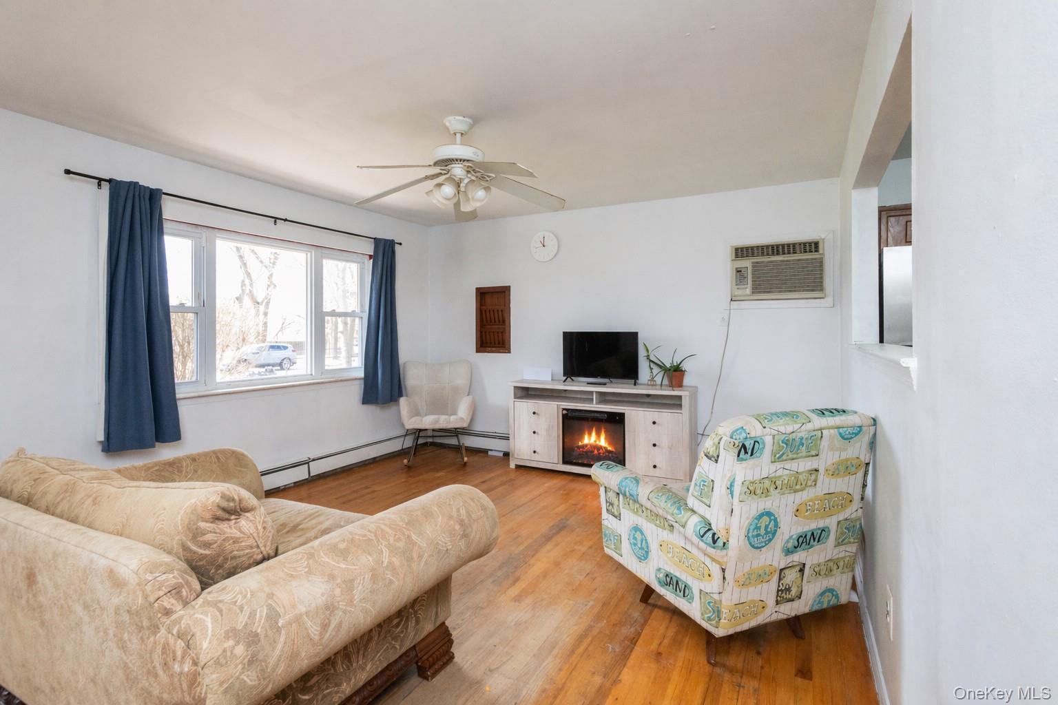 Single Family Robinwood  Suffolk County, NY 11967, MLS-986383-2