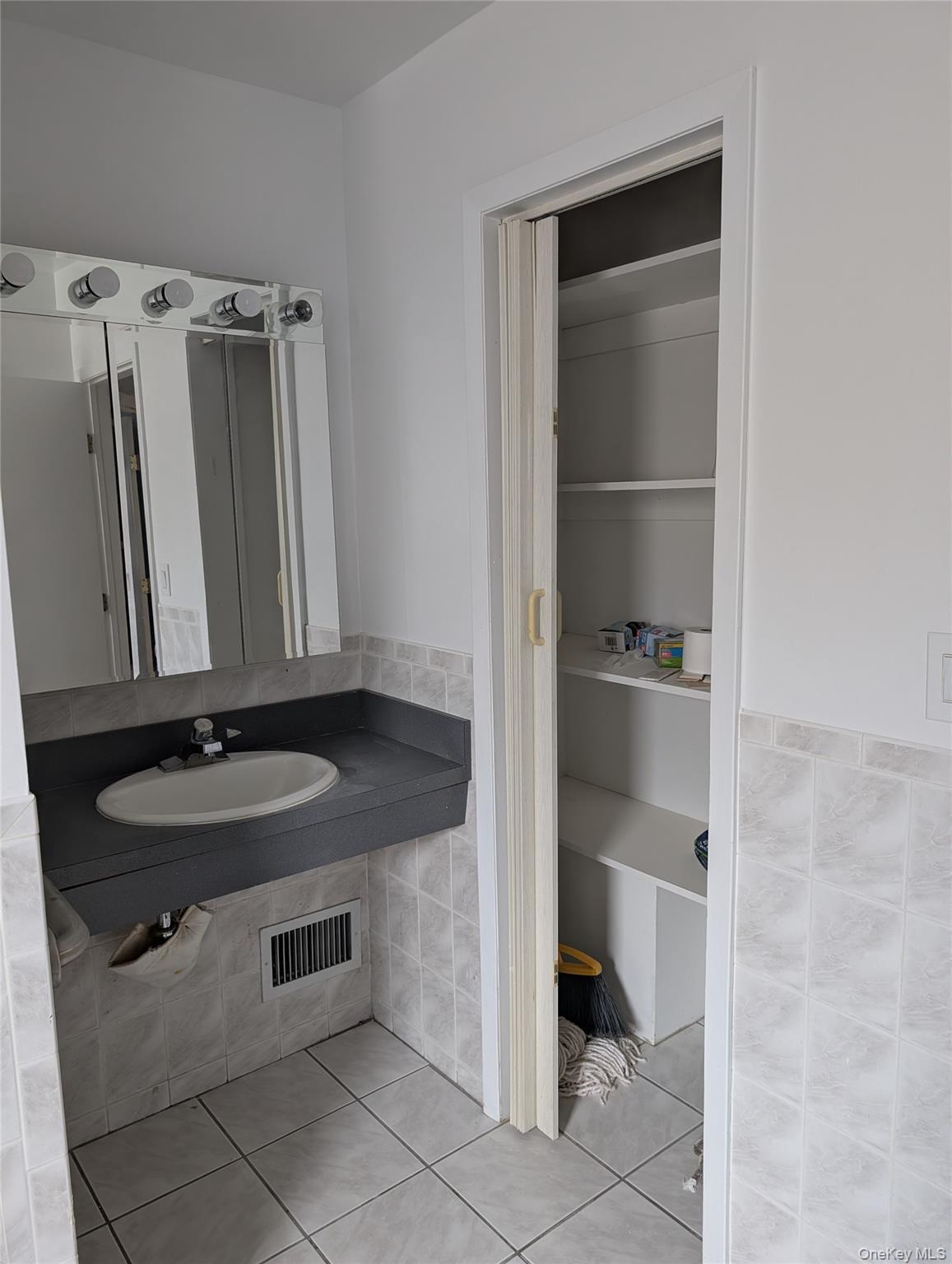 Single Family 228th  Queens, NY 11413, MLS-986493-23