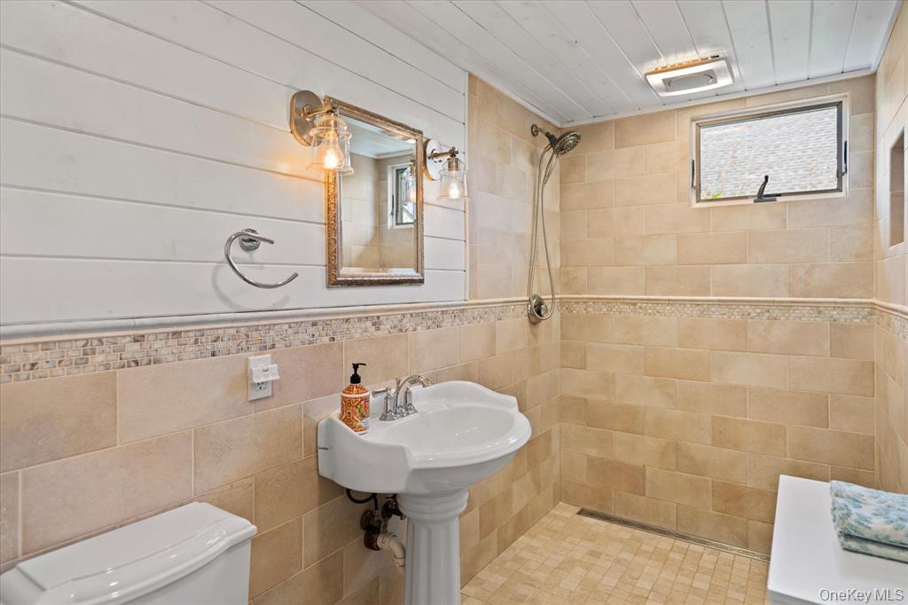 Single Family Bungalow Walk Suffolk County, NY 11770, MLS-986562-36