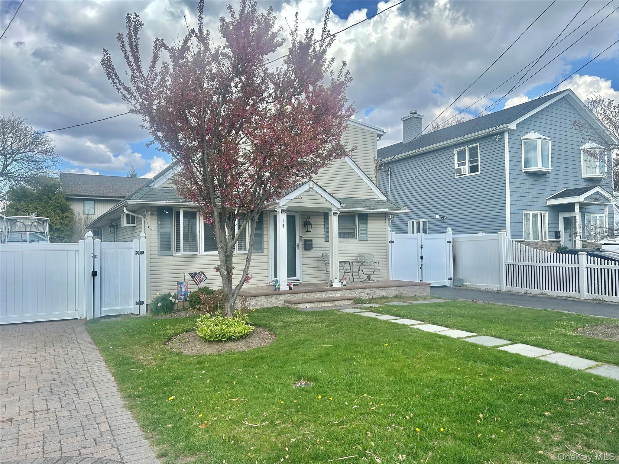 Single Family Tameling  Suffolk County, NY 11702, MLS-986688-2