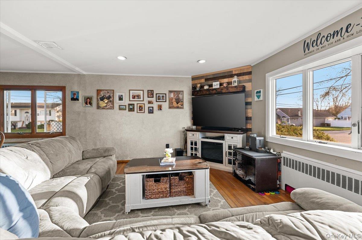 Single Family Catskill  Suffolk County, NY 11757, MLS-986866-25