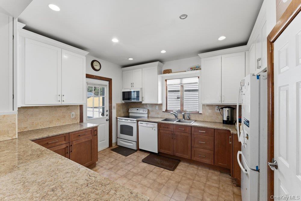 Single Family Spruce  Nassau County, NY 11552, MLS-988498-8