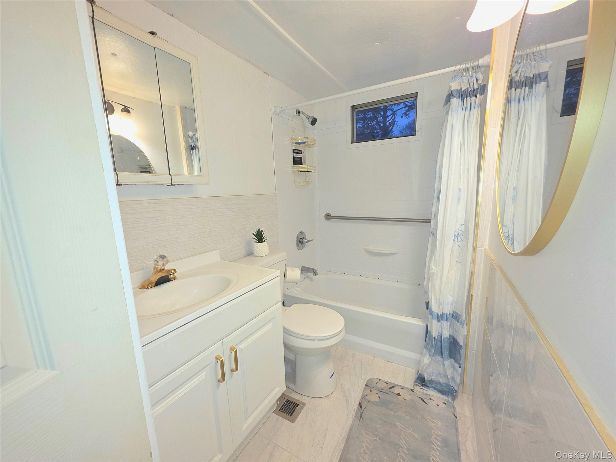 Single Family Ave  Suffolk County, NY 11901, MLS-988570-4