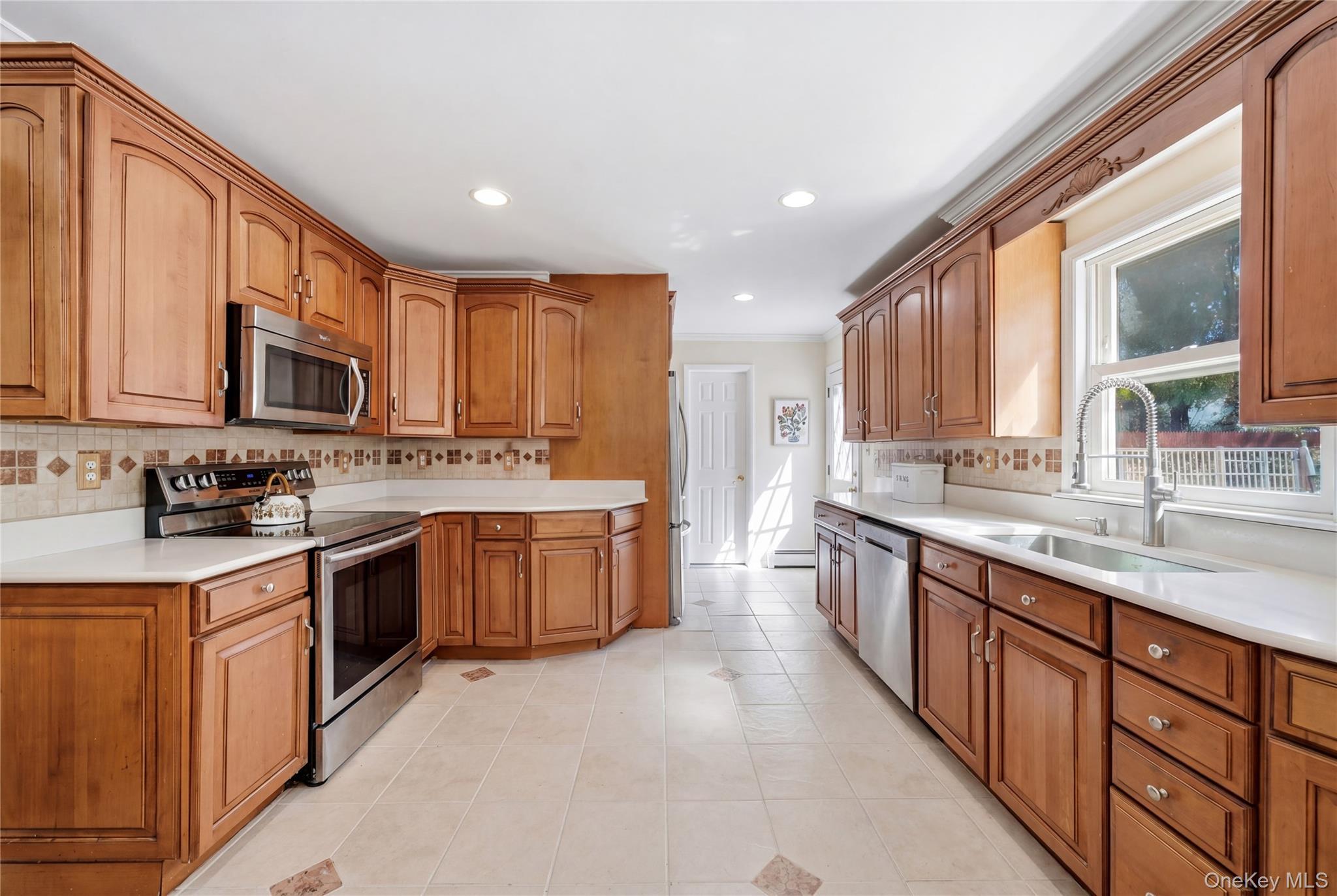Single Family Fallen Leaf  Suffolk County, NY 11741, MLS-988672-8