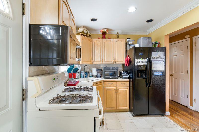 Single Family Hawthorne  Nassau County, NY 11553, MLS-988998-8