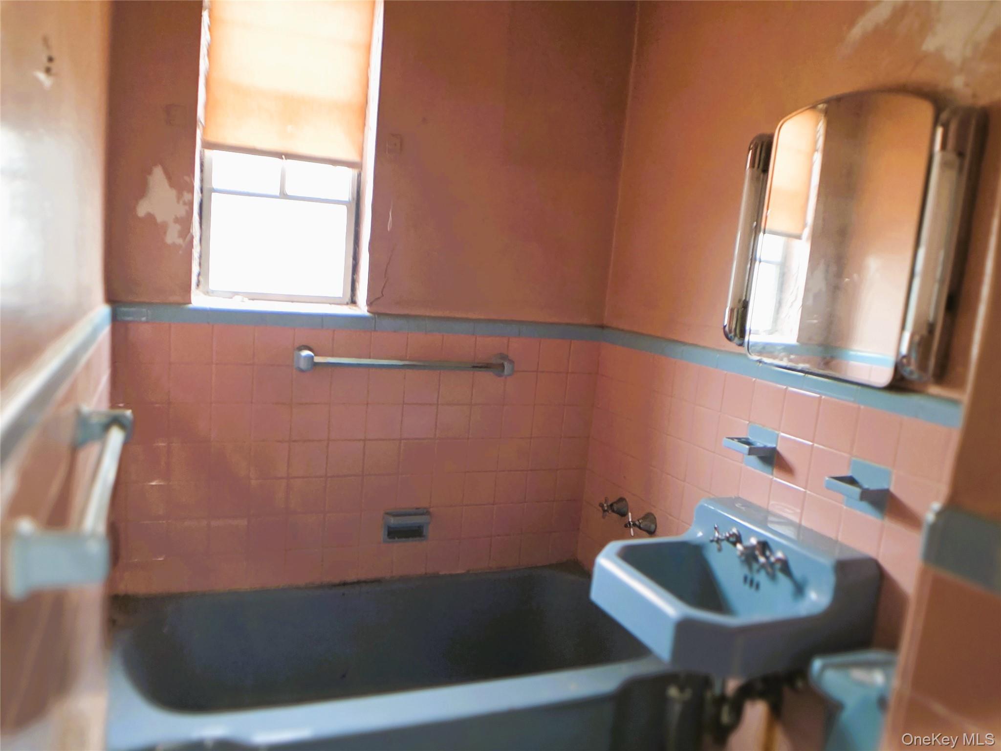 Single Family Waterbury  Bronx, NY 10465, MLS-989283-8