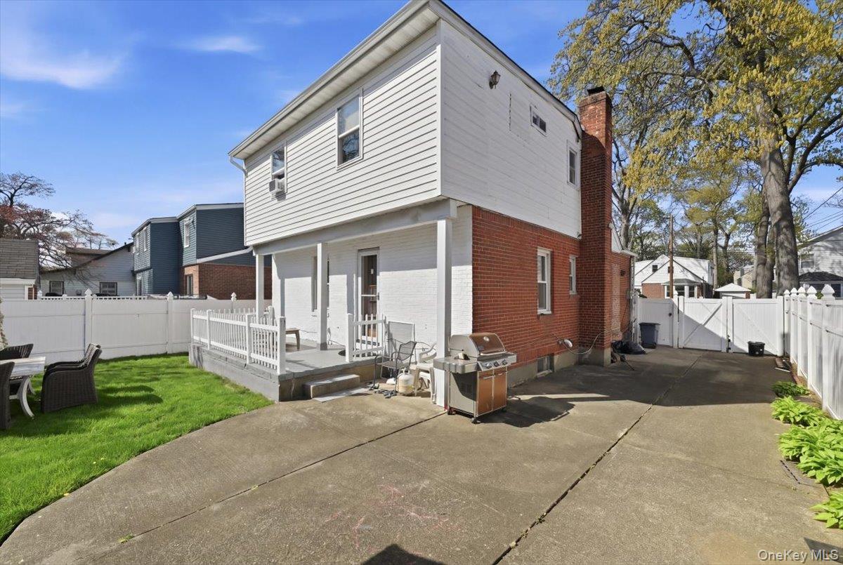 Single Family Linden  Nassau County, NY 11552, MLS-989549-21