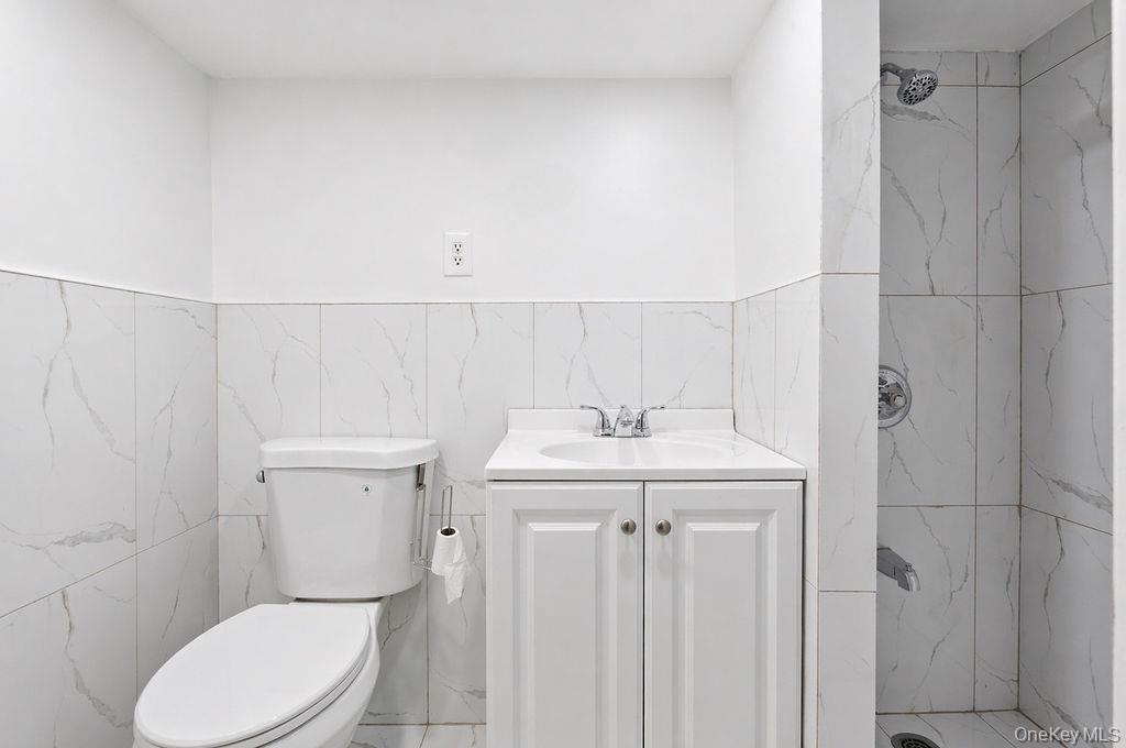 Single Family Fresh Meadow Queens, NY 11365, MLS-989565-24
