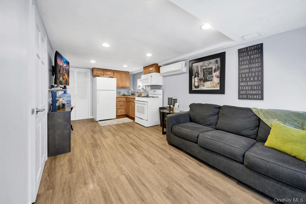 Single Family Philip  Bronx, NY 10465, MLS-989961-22