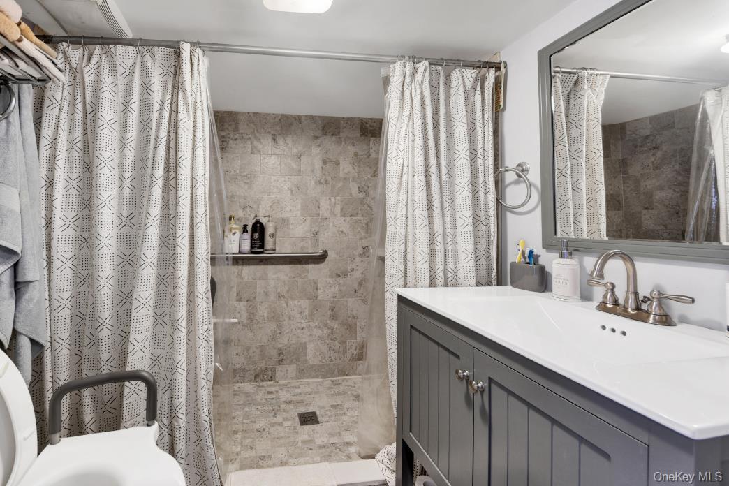 Single Family Philip  Bronx, NY 10465, MLS-989961-23