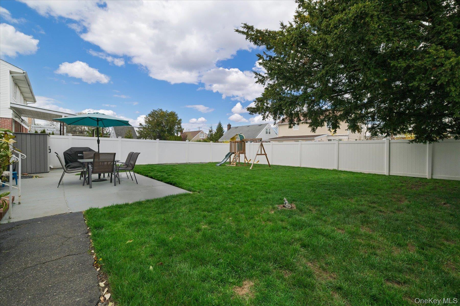 Single Family Laurel  Nassau County, NY 11510, MLS-990072-5