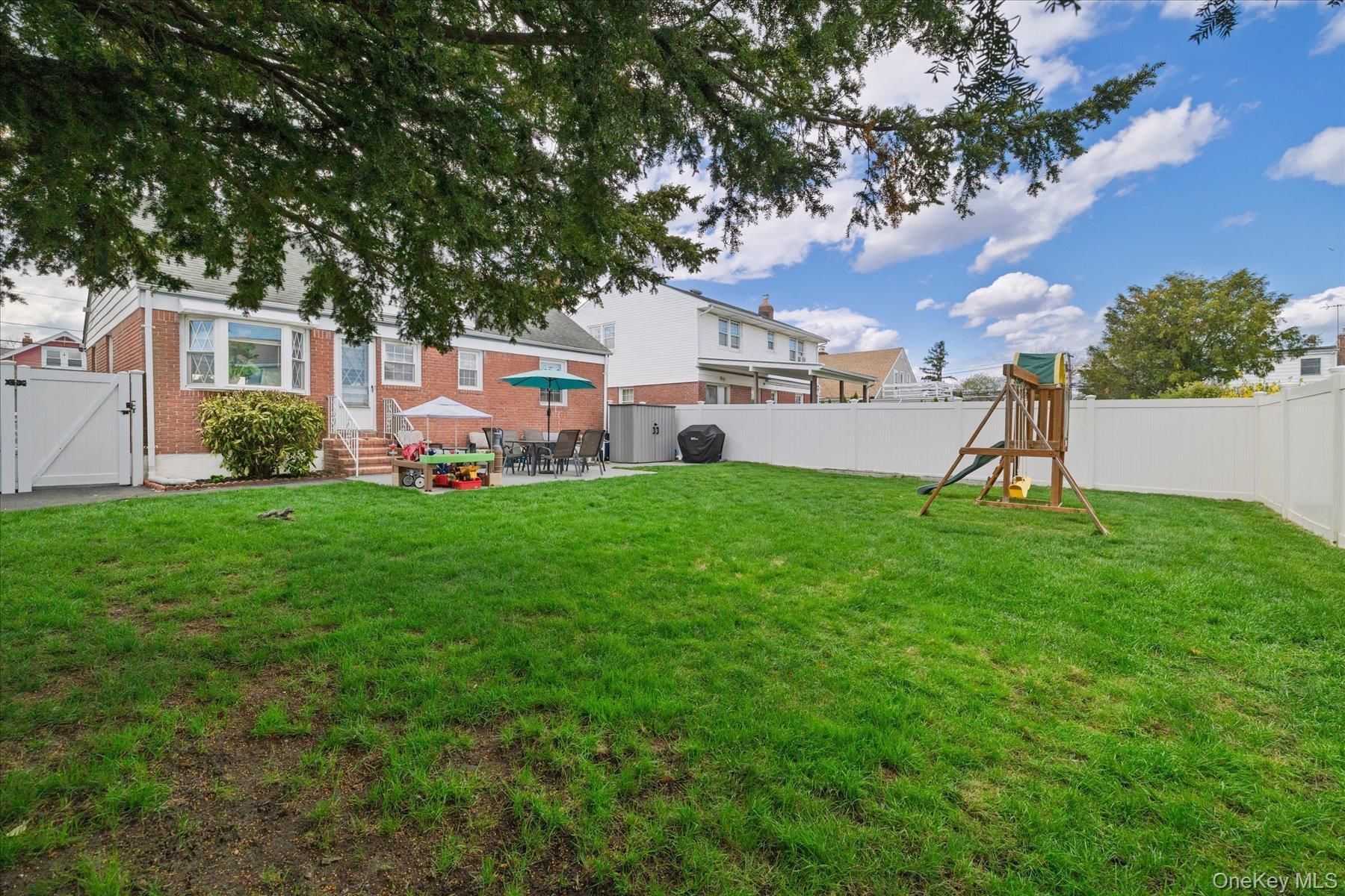 Single Family Laurel  Nassau County, NY 11510, MLS-990072-7