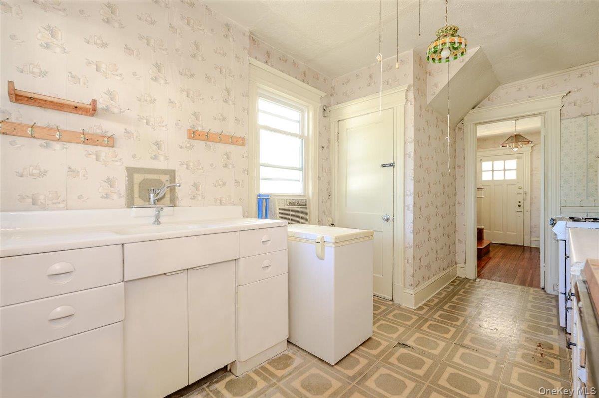 Single Family Davis Avenue  Staten Island, NY 10310, MLS-990086-10