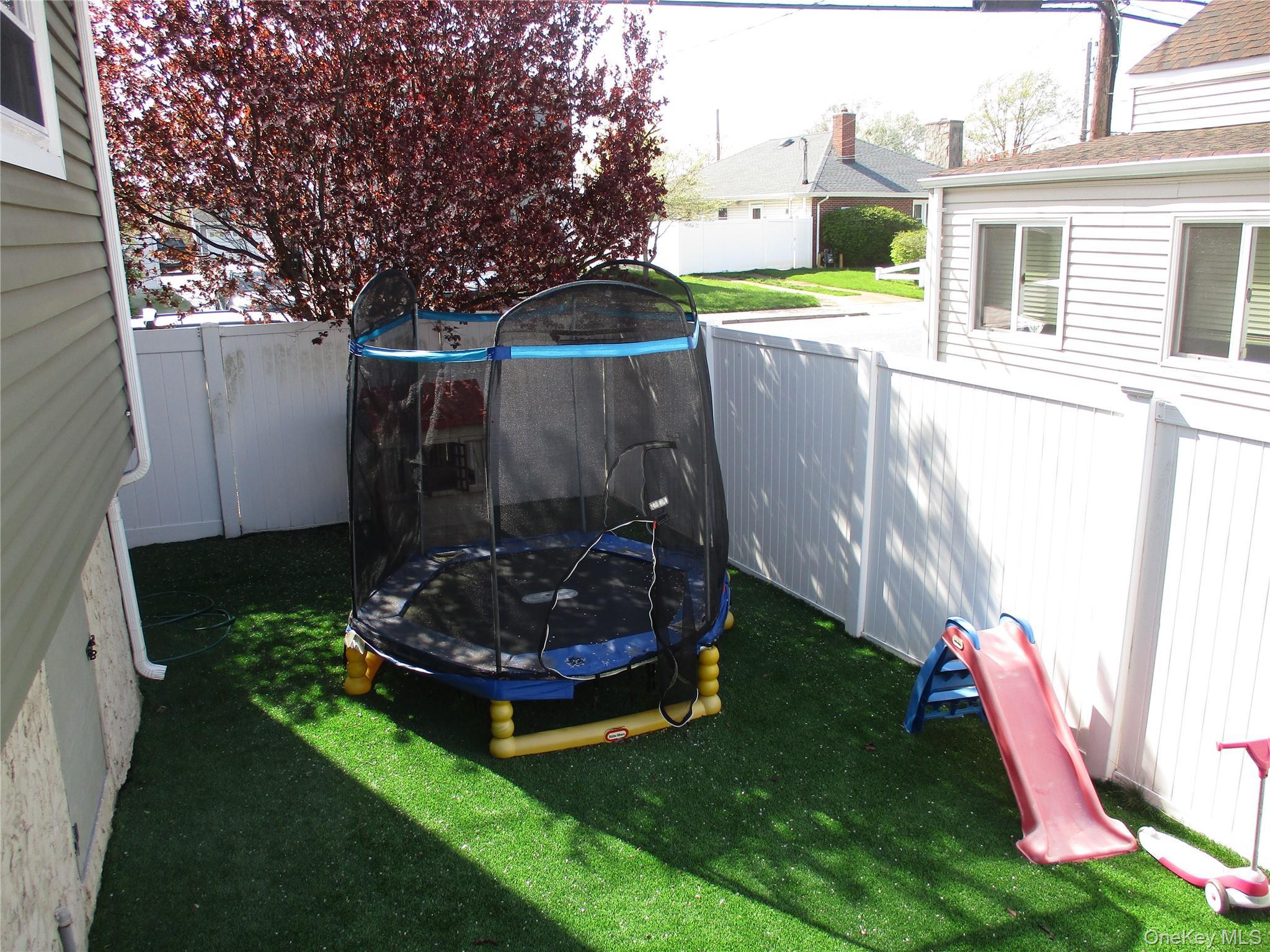 Single Family Kopf  Nassau County, NY 11710, MLS-990214-24