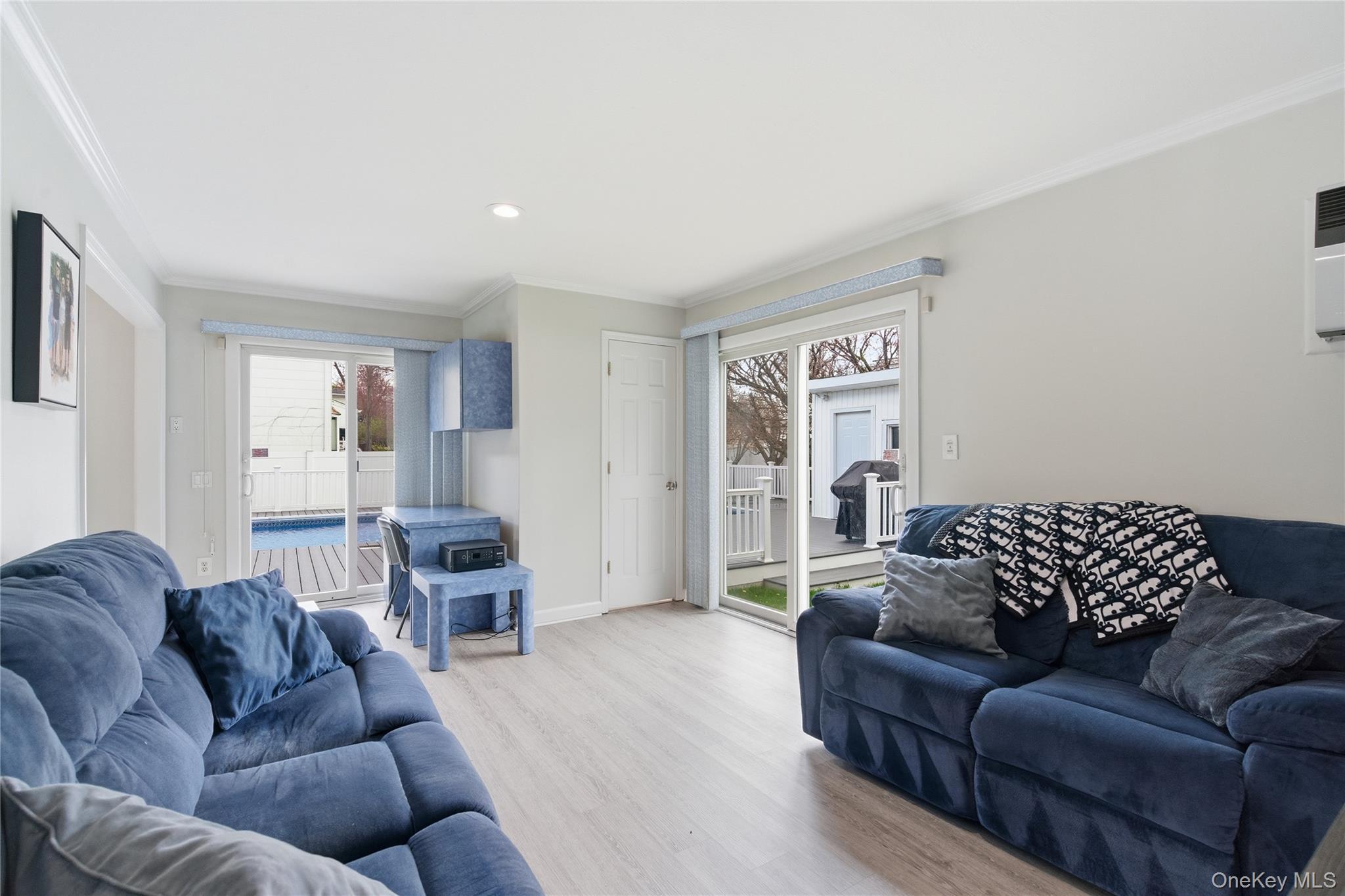 Single Family Outlook  Suffolk County, NY 11704, MLS-990386-11