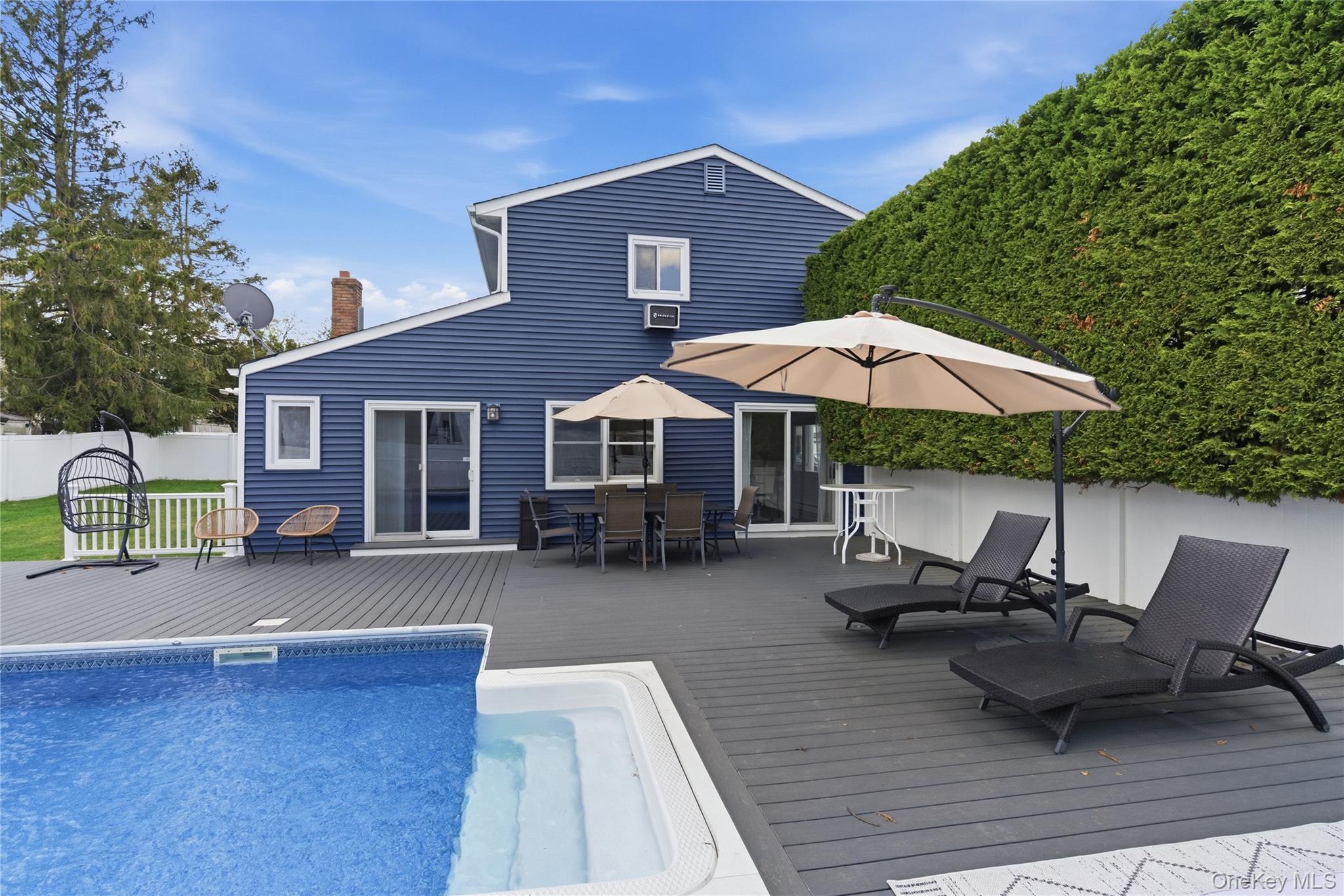 Single Family Outlook  Suffolk County, NY 11704, MLS-990386-22