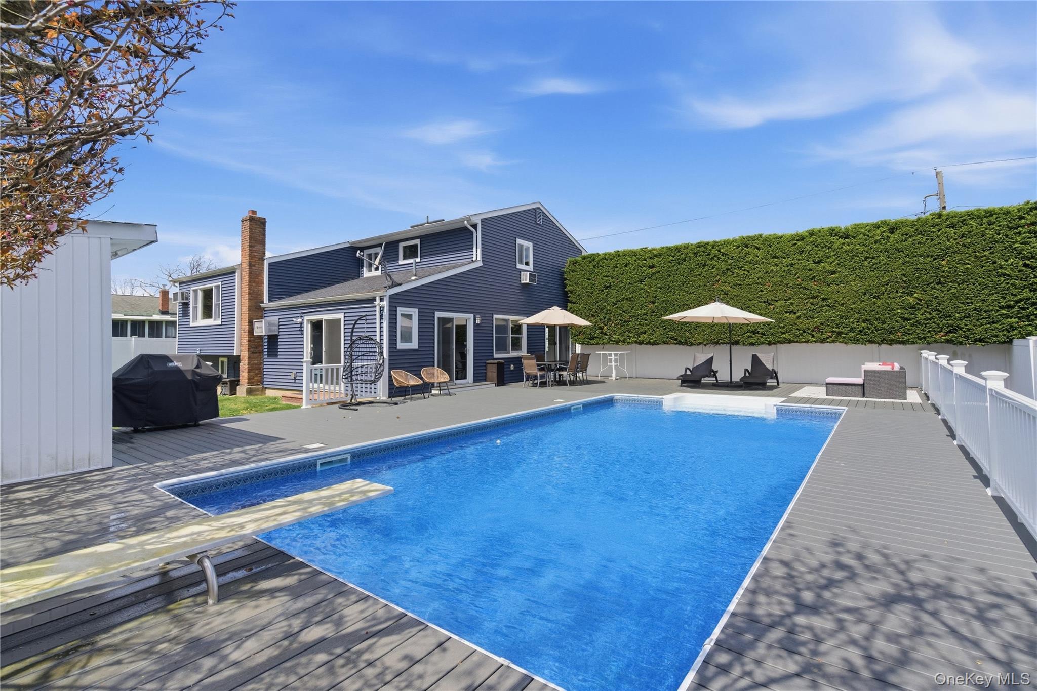 Single Family Outlook  Suffolk County, NY 11704, MLS-990386-24