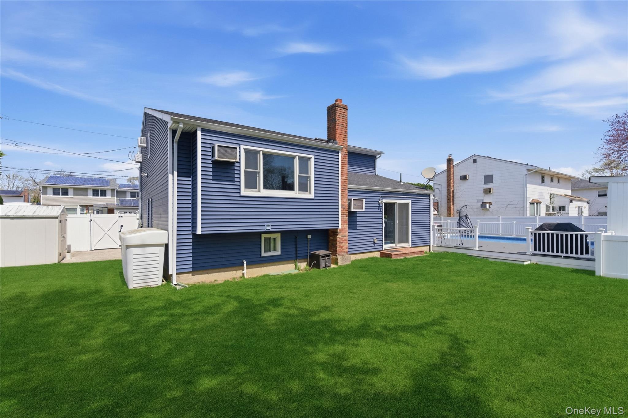 Single Family Outlook  Suffolk County, NY 11704, MLS-990386-25