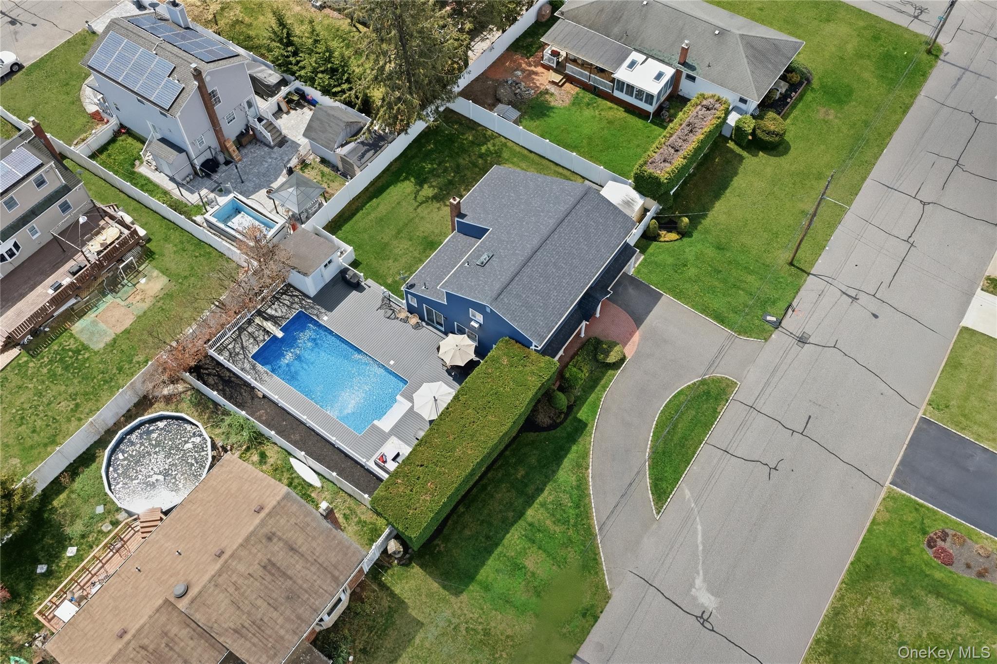 Single Family Outlook  Suffolk County, NY 11704, MLS-990386-26