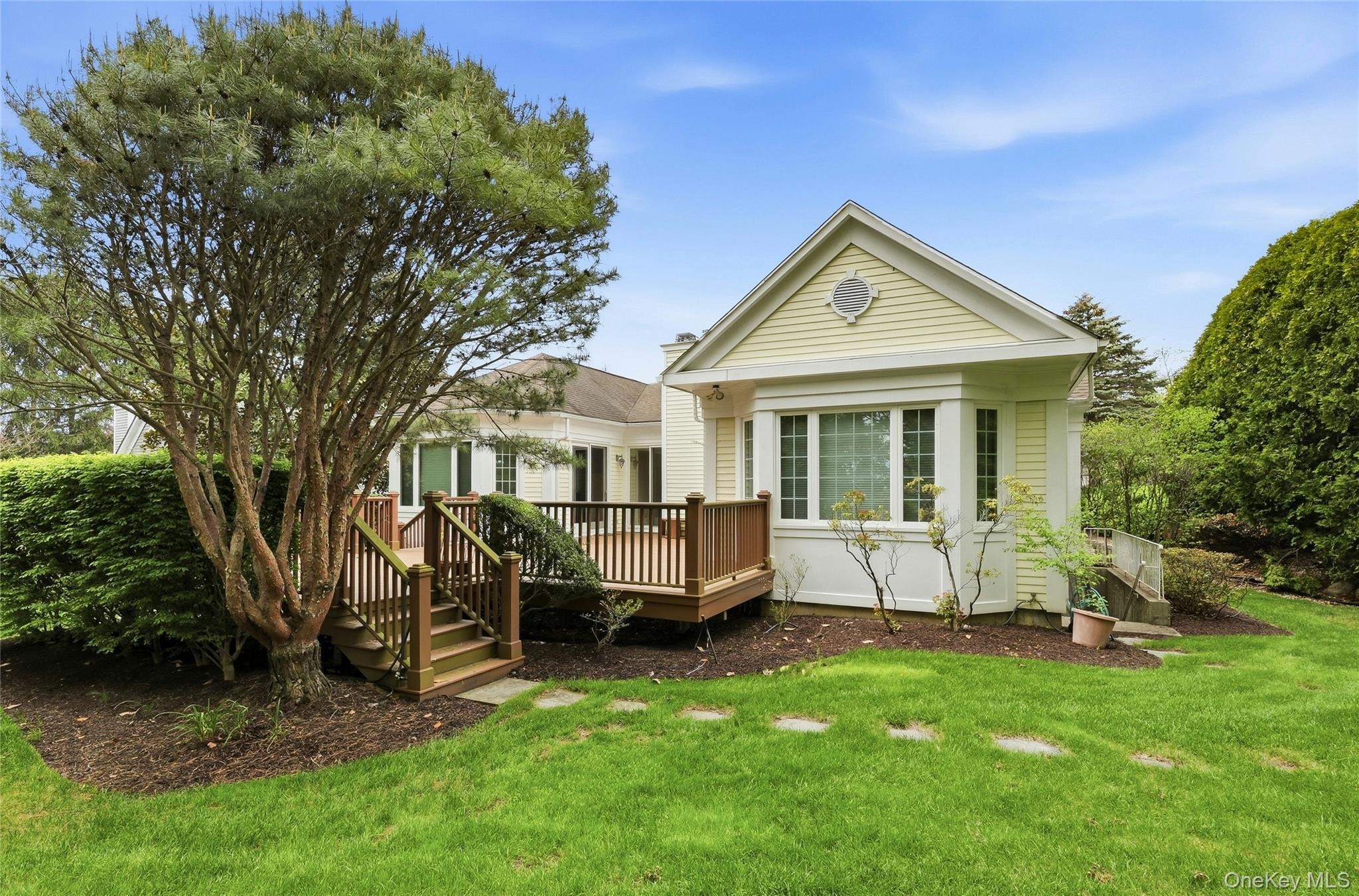 Single Family Evergreen Circle  Nassau County, NY 11030, MLS-990416-33