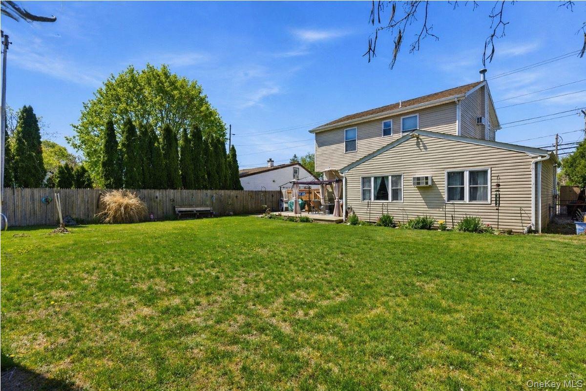 Single Family Manatuck  Suffolk County, NY 11706, MLS-990474-26