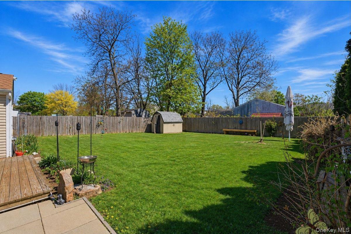 Single Family Manatuck  Suffolk County, NY 11706, MLS-990474-27