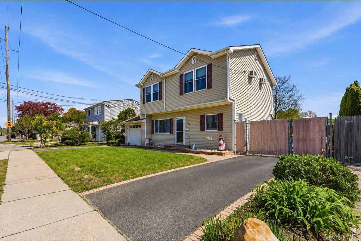 Single Family Manatuck  Suffolk County, NY 11706, MLS-990474-28