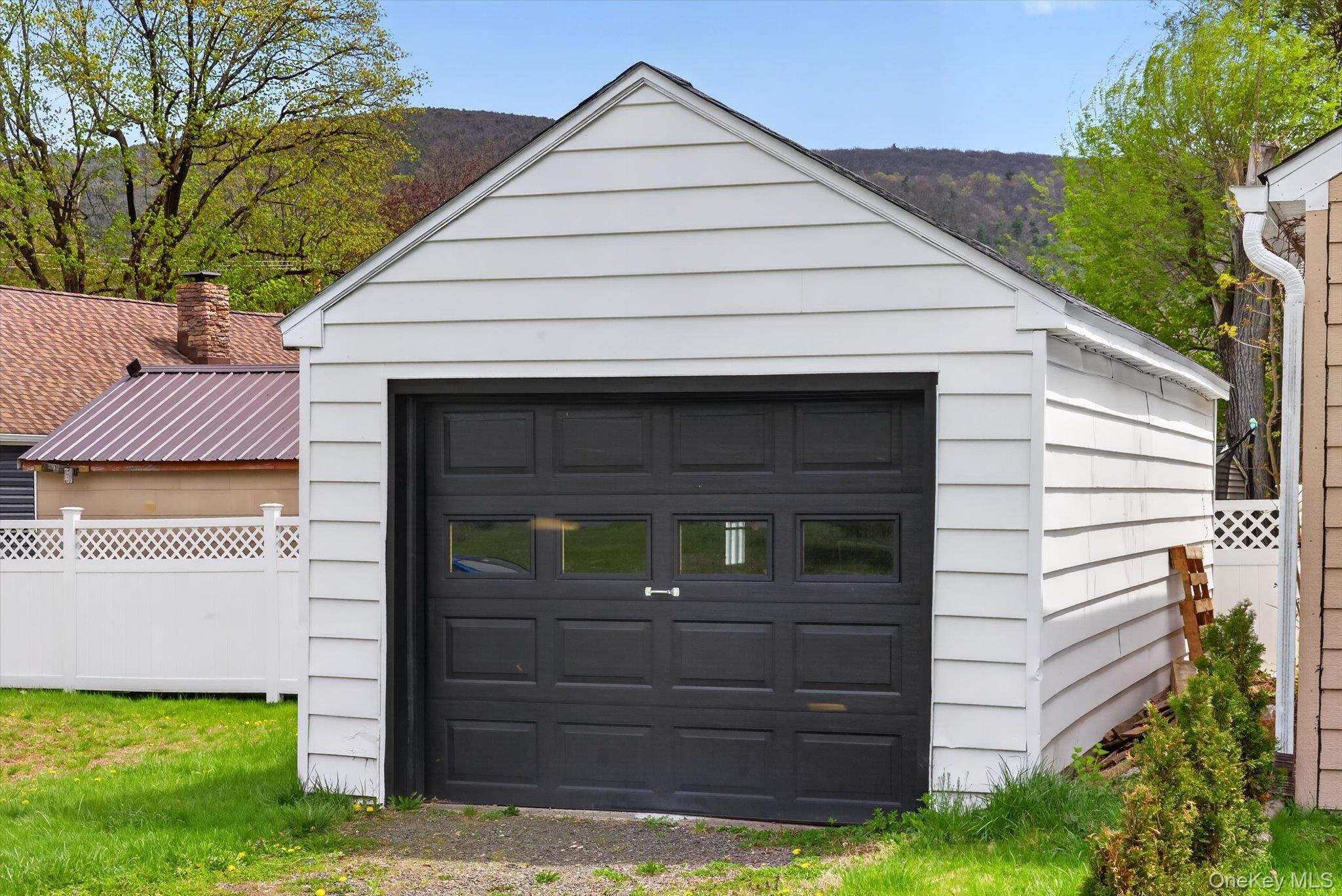 Single Family Roslyn Ulster County, NY 12428, MLS-990492-25