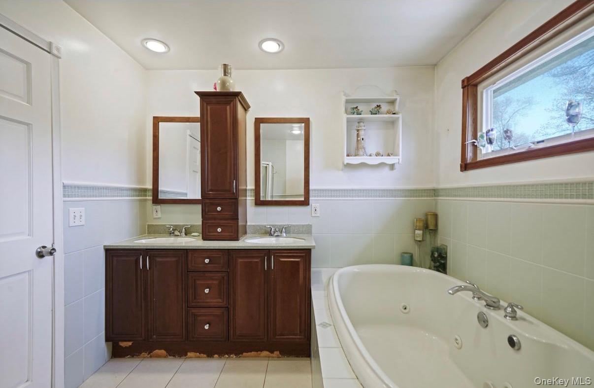 Single Family Maplewood Drive Suffolk County, NY 11967, MLS-990536-21