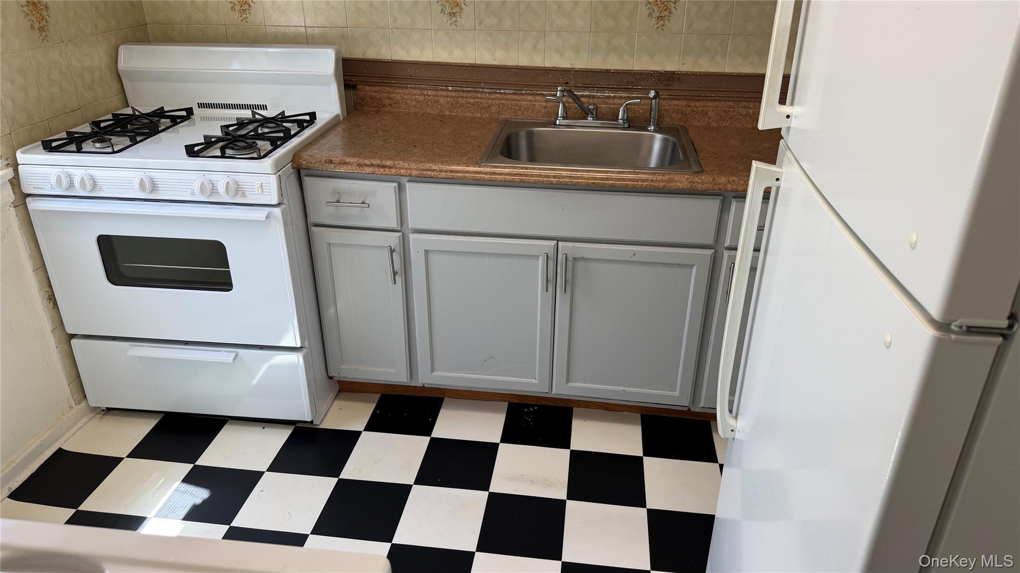 Apartment 260th Street  Queens, NY 11004, MLS-990608-4