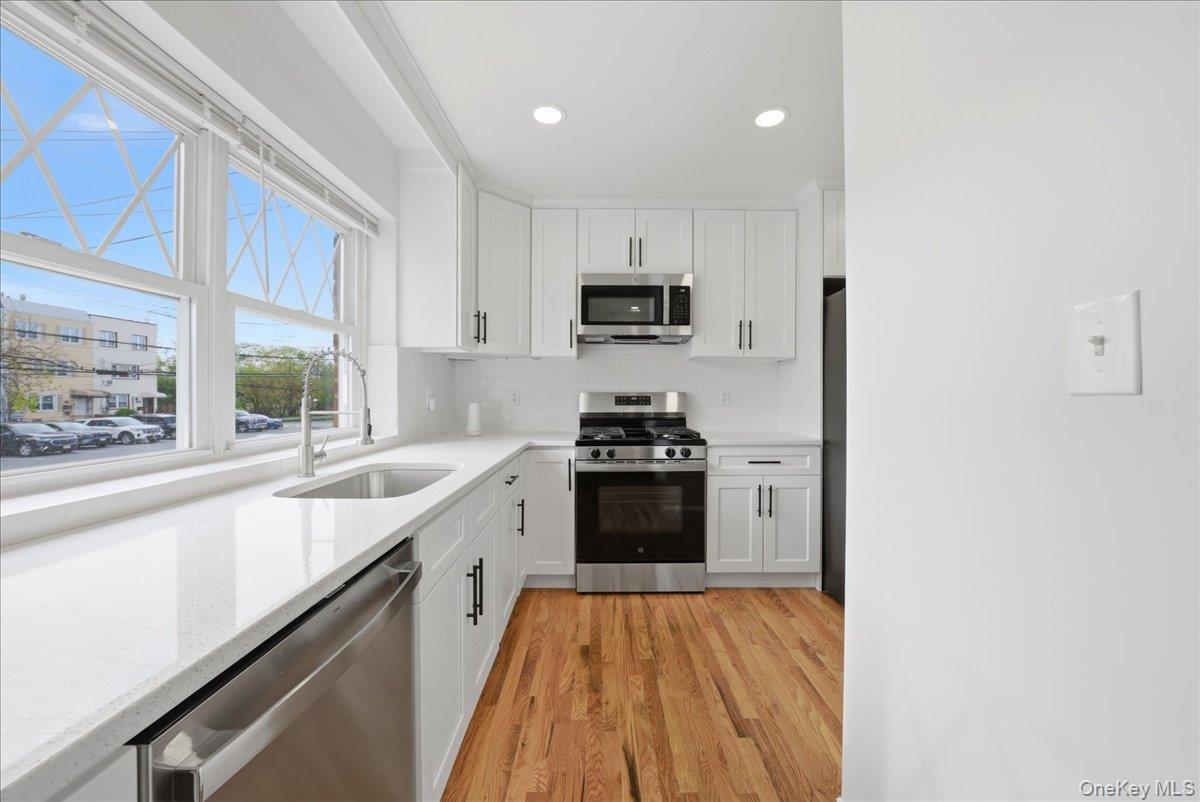 Single Family Balcom  Bronx, NY 10465, MLS-990664-7