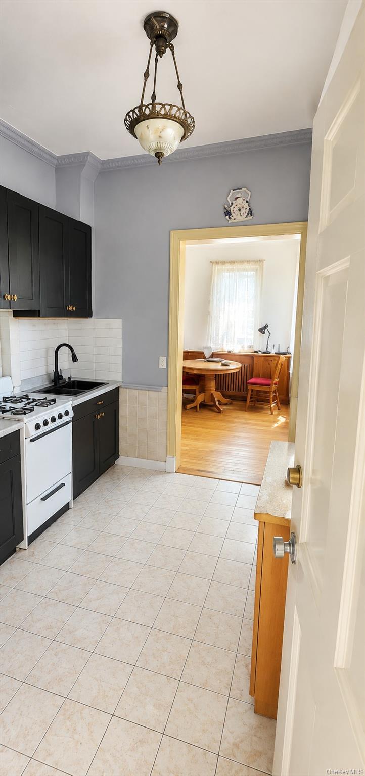 Single Family Arnold Avenue Queens, NY 11378, MLS-990773-9