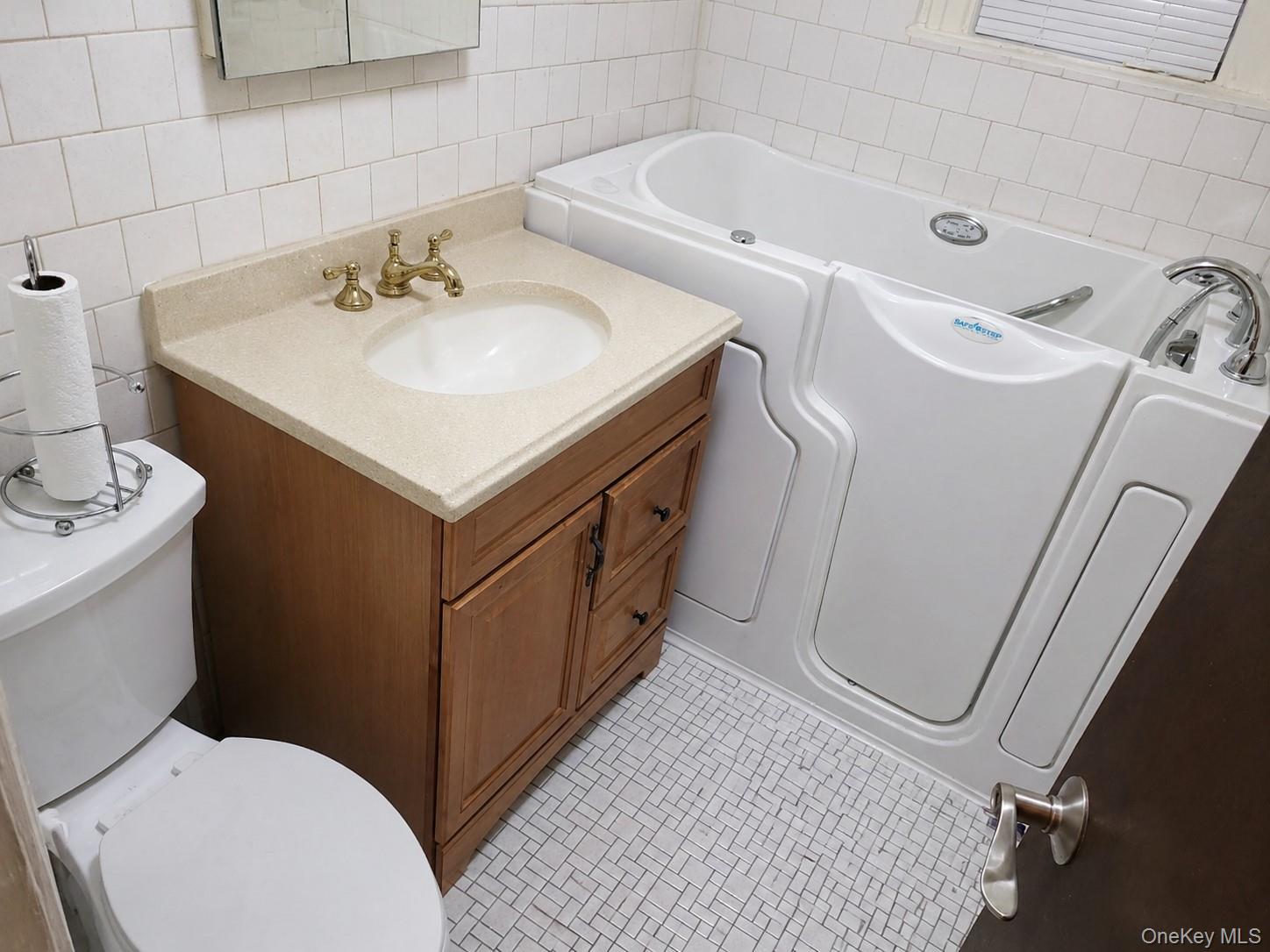 Single Family 227th  Bronx, NY 10466, MLS-990943-6