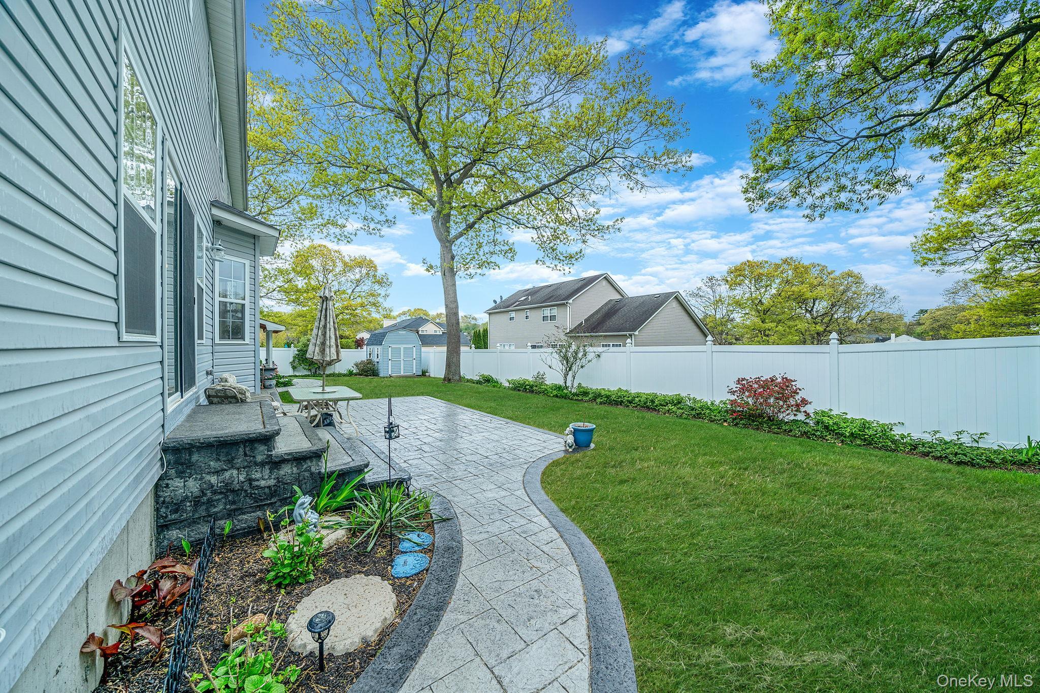 Single Family Elm  Suffolk County, NY 11727, MLS-991786-36
