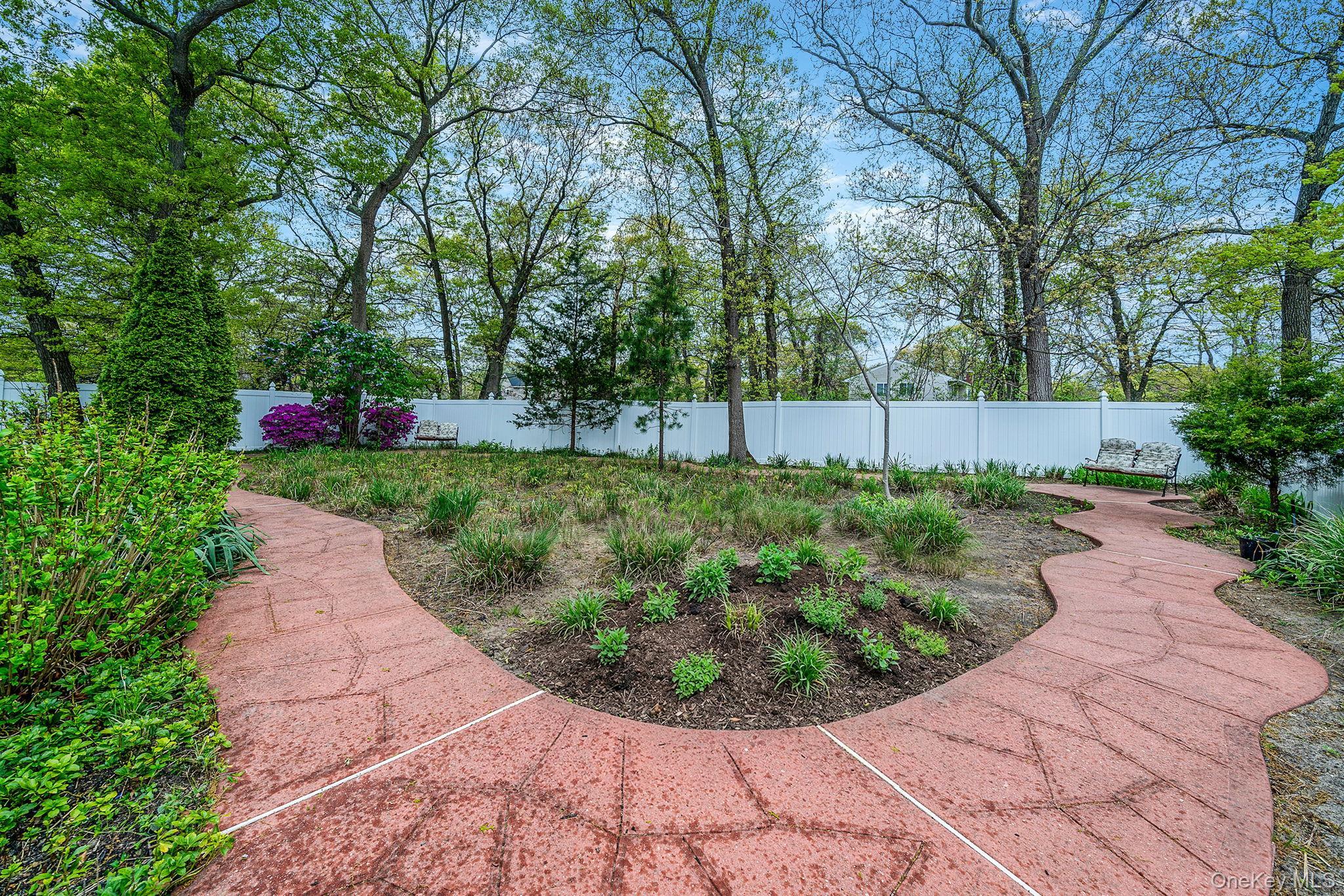 Single Family Elm  Suffolk County, NY 11727, MLS-991786-39