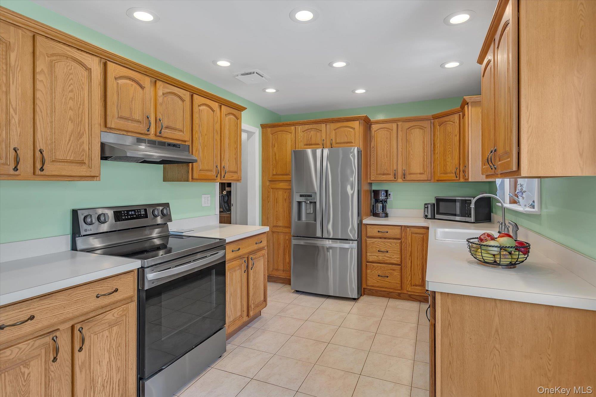 Single Family Colonial  Suffolk County, NY 11731, MLS-991921-8