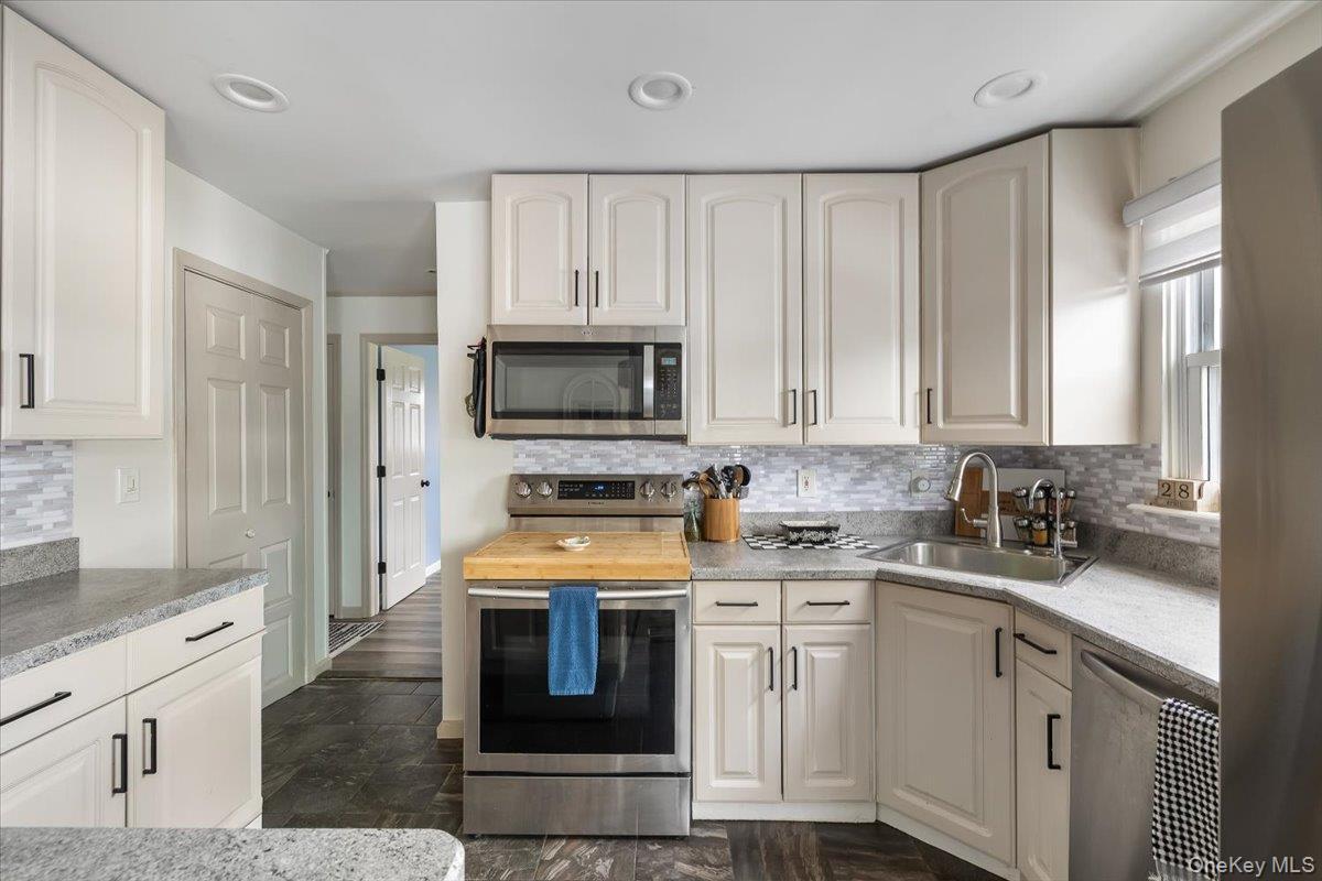 Single Family Southview  Nassau County, NY 11793, MLS-992395-10