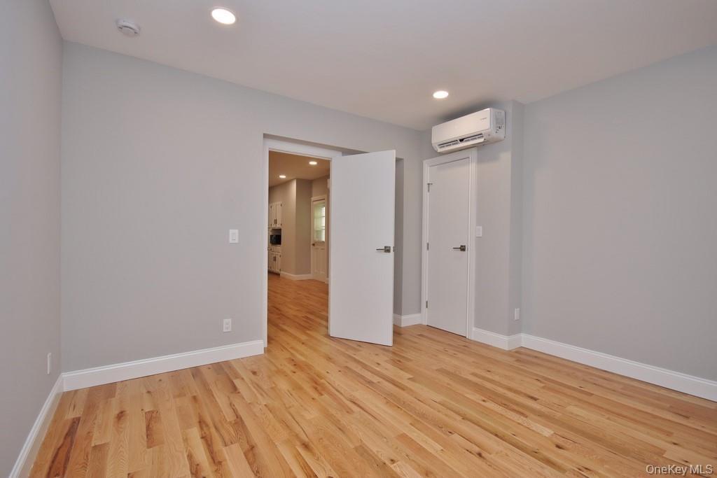 Single Family 235th  Bronx, NY 10470, MLS-992640-16