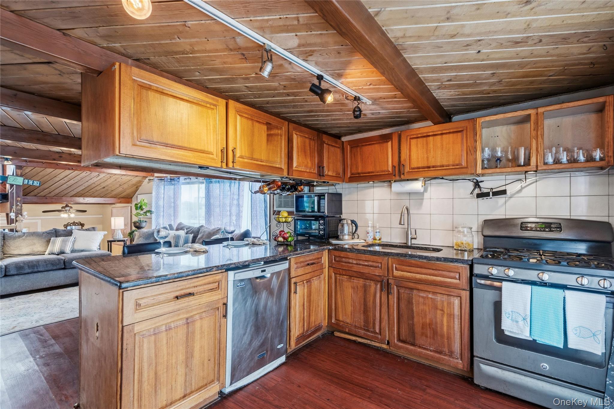 Single Family Matinecock Avenue Nassau County, NY 11050, MLS-992742-23