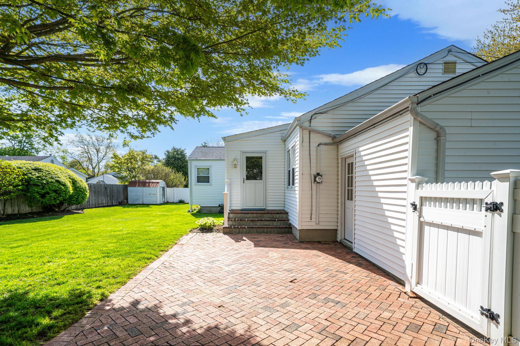 Single Family Frost  Suffolk County, NY 11740, MLS-992772-28