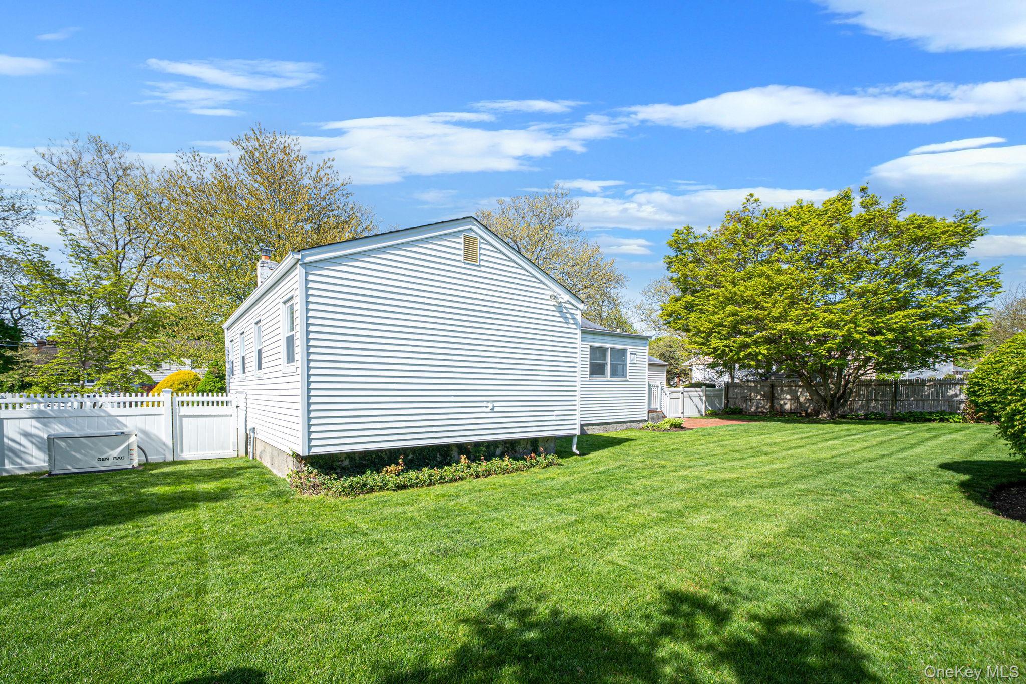 Single Family Frost  Suffolk County, NY 11740, MLS-992772-30