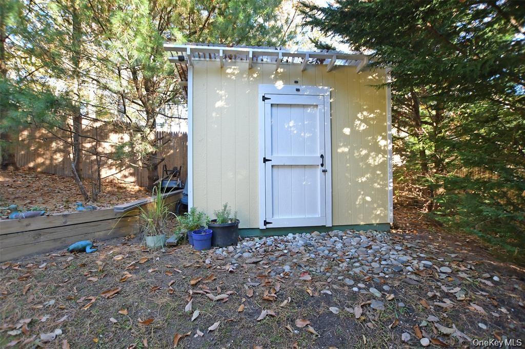 Single Family Glen  Suffolk County, NY 11933, MLS-993678-41
